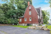 Historical Home Close To Downtown Hotels in Geneva