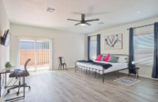 靠近阿拉莫和河濱步道的寬敞五卧三衛避風港！