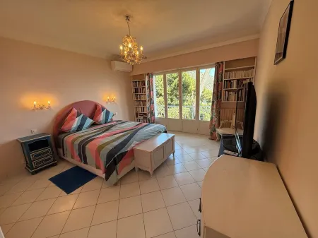 Spacious family villa overlooking the Mediterranean Отели в г. Эз