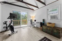 Waterfront Charming Cottage