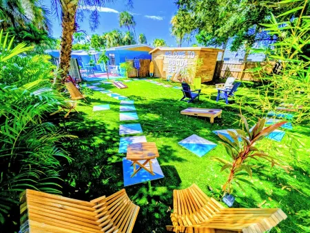 2 Minutes From Beach/Downtown + Patio & Grill Отели рядом с достопримечательностью «Aquatic Center»