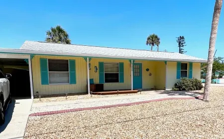 The Beach & Bay 120 Steps Away.  Semi-Private Fishing Dock, Free Bikes Отели в г. Манасота-Ки