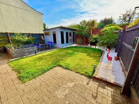 SPACIOUS 3 BED ROOM FAMILY FRIENDLY HOME CONVENIENTLY LOCATED IN IPSWICH SUFFOLK Отели в г. Ипсуич