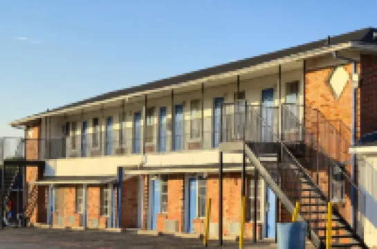 Cole Manor Motel By Oyo Love Field Market Center