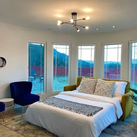 Mountain Escape Near Yosemite South Gate, Hot Tub, Views, Games & Pet Friendly!