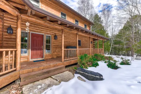 Stunning Lake Access and Cozy Living Space - Exquisite Lakeside Retreat