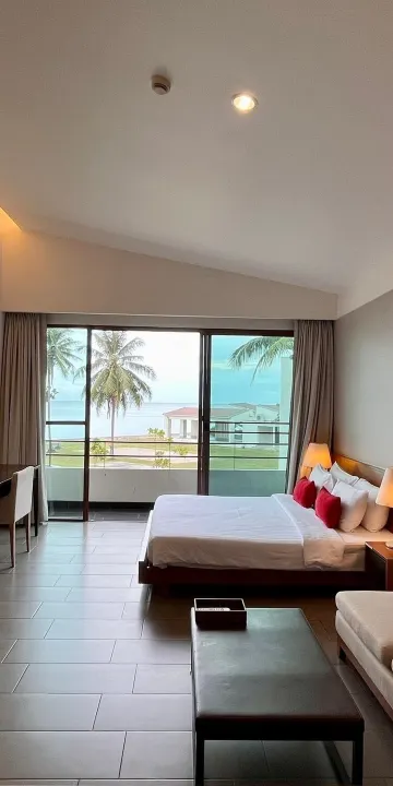 สตูดิโอคลาสสิกพร้อมระเบียง วิวทะเลบางส่วน