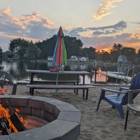Lakeside Beach Getaway with A Gorgeous Kitchen & Dining Room with Room for 10.