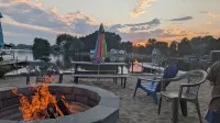 Lakeside Beach Getaway with A Gorgeous Kitchen & Dining Room with Room for 10. Hotels in Lenawee County
