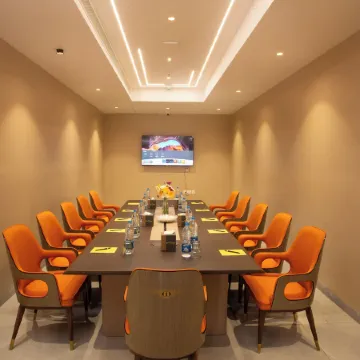 Le Crown Hotel