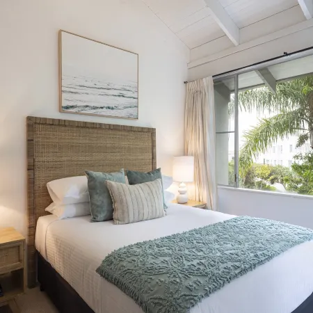 Beachside 2-Bed House with Pool, Courtyard & BBQ
