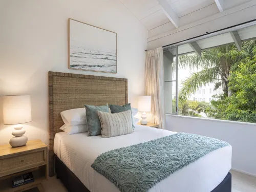 Beachside 2-Bed House with Pool, Courtyard & BBQ