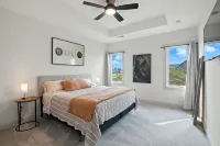 Brand New Cool Comfy Lawrence Retreat 3 Bedroom Duplex