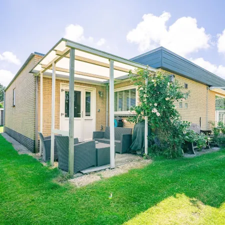 Modernly Furnished 6-person Bungalow in the Seaside Resort of De Koog