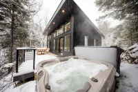 Luxe Cozy Spa Cabin w/ Hot Tub, Sauna, Fireplace, 10 Mins to Sunday River