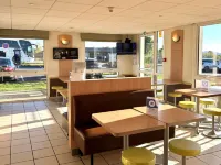 Hotel Ibis Budget Cosne Sur Loire - sarapan