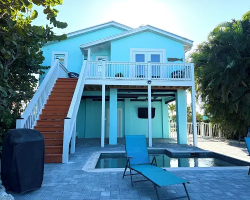Island Cottage in Quaint Matlacha Florida. Amazing island life is a click away… Hotels in Matlacha