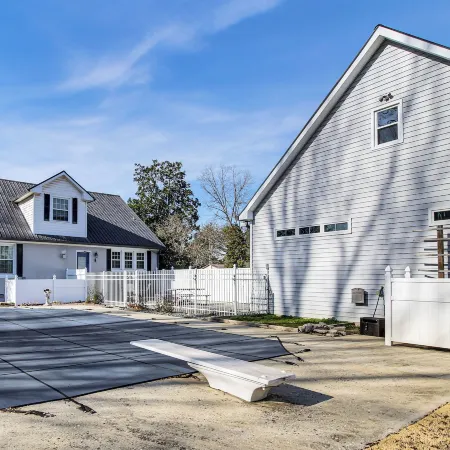 Pool, Patio & Putting Green: Manchester Getaway