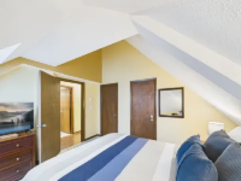 Relaxing Mountain Condo Steps from Killington Resort; Views, Pool & Shuttle!