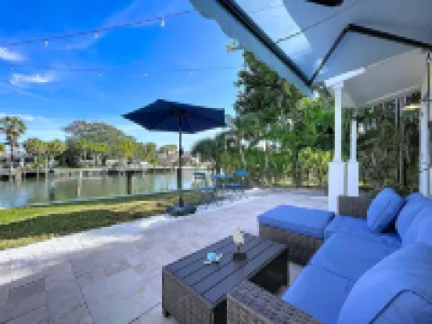 Wonderful Canal Front Condo! See Manatees Right From Your Doorstep!Cabana #10 ロングボート・キーのホテル