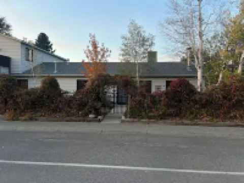 Charming, pet friendly home close to area attractions in beautiful Cody!