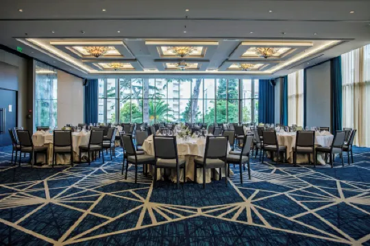 Crowne Plaza PORTO by IHG Отели рядом с достопримечательностью «Synagogue Kadoorie - Mekor Haim»