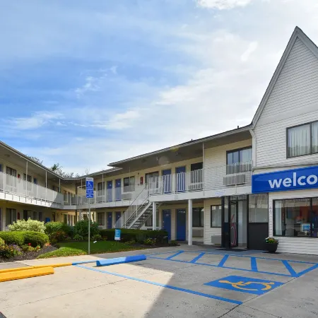 Motel 6 Southington, CT - Hartford