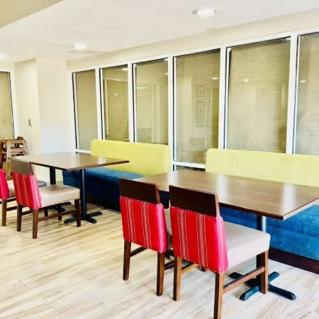 Comfort Inn & Suites Montgomery East Carmichael Rd Отели рядом с достопримечательностью «Университет Фолкнер»