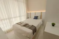 2BR near ITS University at Bale Hinggil Apartment By Travelio - 2 étoiles