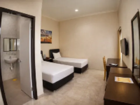 Mahkota Hotel Hotels in Genteng