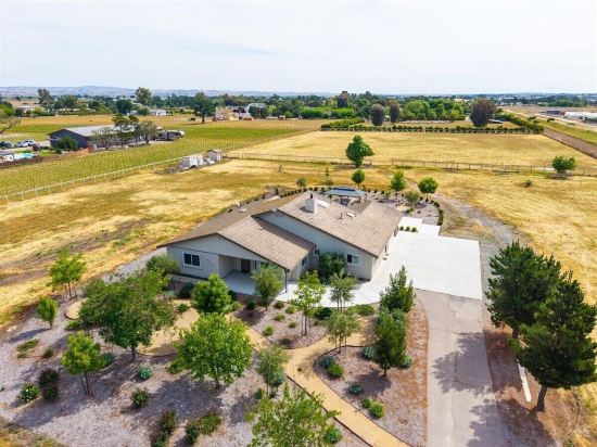 Newly remodeled 4-bedroom, 3-bathroom home with jacuzzi close to downtown Paso