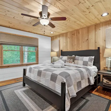 Luxury Mineral Bluff Cabin with Deck and Hot Tub!