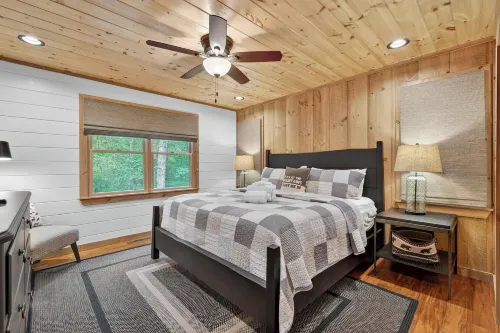 Luxury Mineral Bluff Cabin with Deck and Hot Tub! - parking