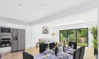 Modern 4 Bedroom Spacious House with Garden and Free Parking