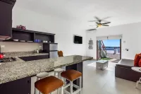 Dog-Friendly Suite with Beach Views, Outdoor Pool, Patio, Kitchenette, & AC - 2 tähden