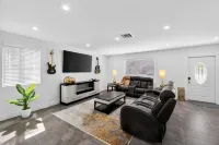 3-BDR Guitar House, Walk to Casino, located close to EVERYTHING - balcony