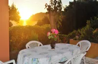 Villa Takis on Pelekas Beach Small House with Garden and Sea View - Bjergudsigt