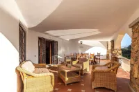 Chic Villa Antonina 2 Bedroom Apartment Sleeps 6 - parking