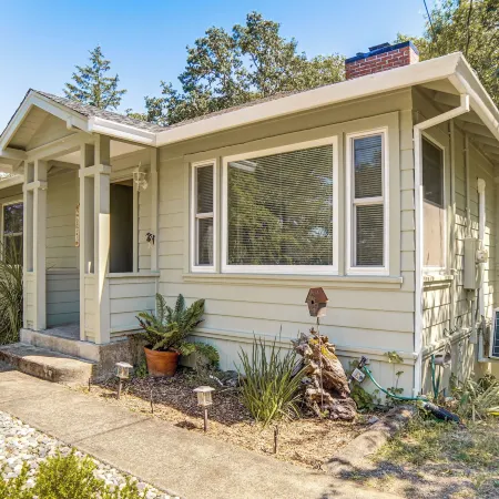 Walk to Main St! Quiet Mendocino County Retreat