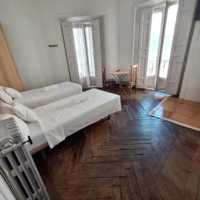 Hostal Alonso No Limit Madrid ネプトゥ広場周辺のホテル