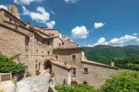 Castello di Postignano Relais - Parking
