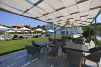 V Luxury Suites - parking