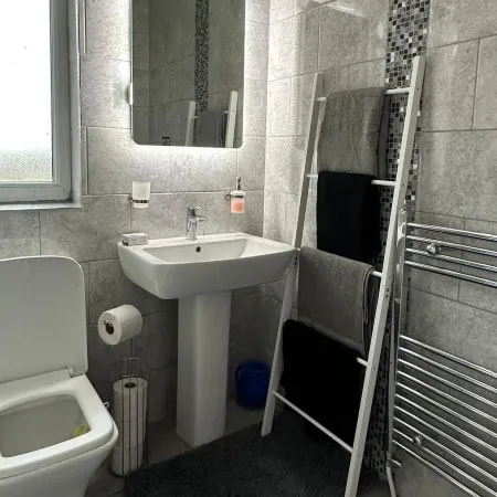 HouseSleeps5-Garden-Parking-Petsok-Near Locks