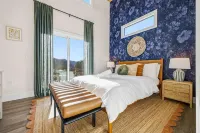 Luxe Mtn Cabin - Sleeps 9 - Sauna - Hot Tub - Games - 3-Star