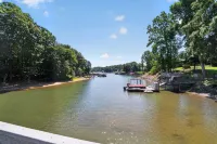 Spacious 4 BR Retreat Near Lake Norman With Deck - Homestays
