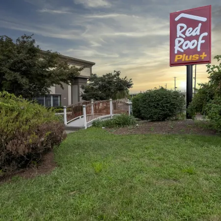 Red Roof PLUS+ Woodbridge - Carteret