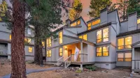 Tahoe Pines Retreat by Avantstay Pine-view Townhome Shared Pool + Mins to Northstar - Wi-Fi