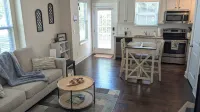 Tiny Cottage w/Private Workspace in the Heart of Davidson! - 홈스테이