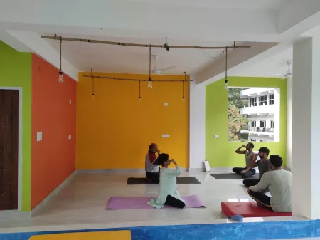 Hill Hoppers Hotel Отели в г. Нарендра Нагар