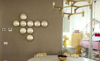 1. Luxury D..